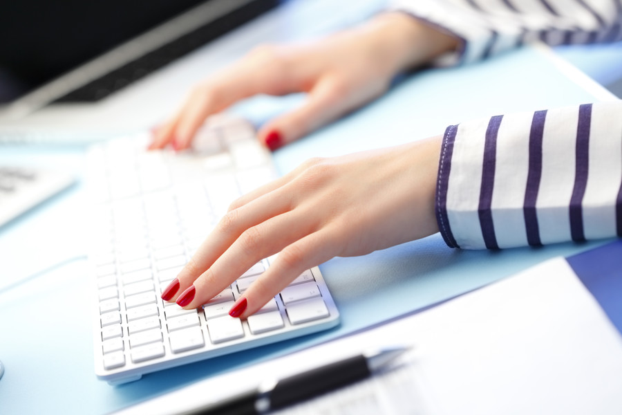 上海離婚律師視角下的師德與法律:浙江女教師出軌學(xué)生事件的法律與社會思考